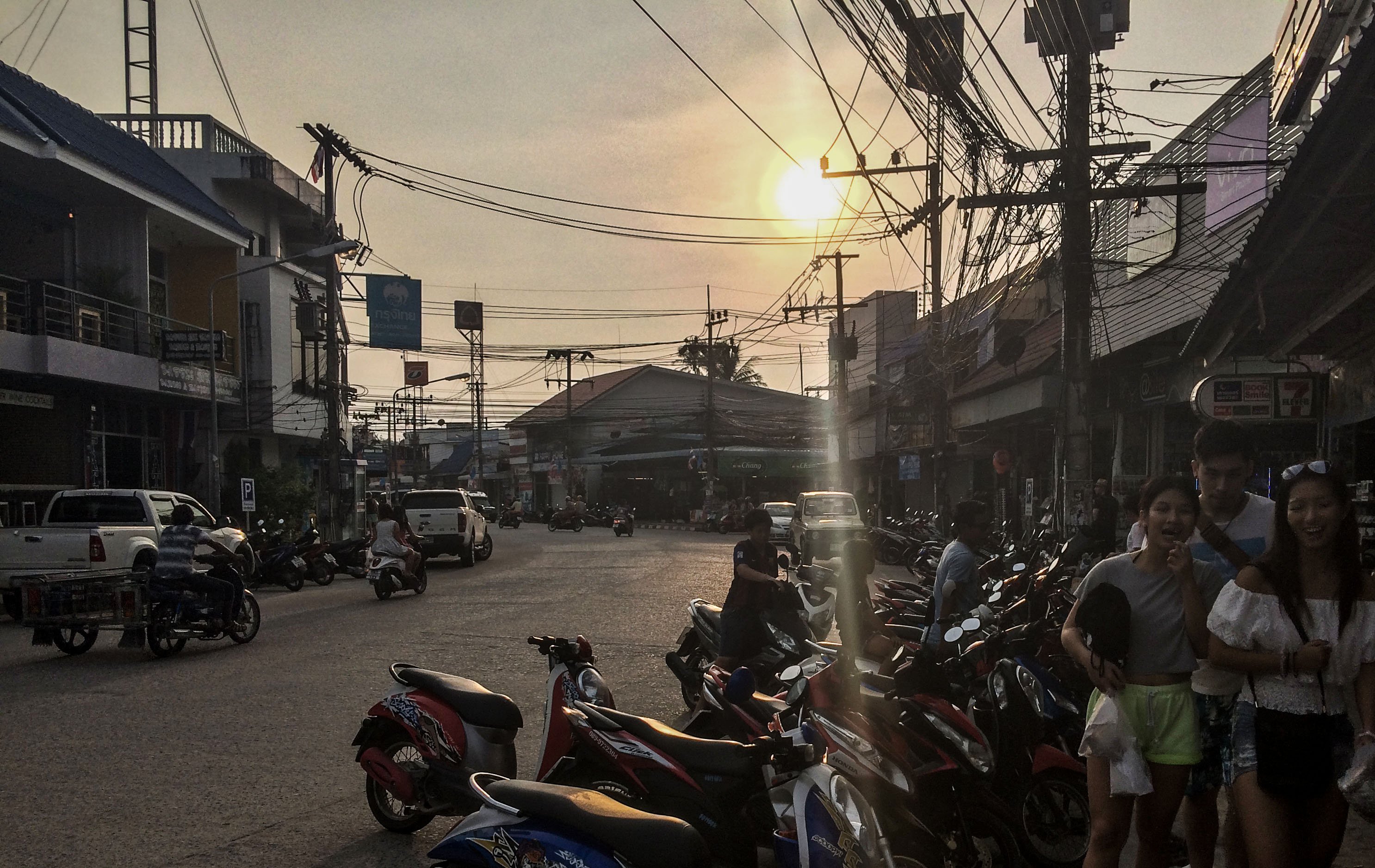 KohPhangan_street.jpg